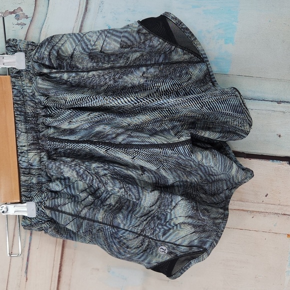Lululemon Hotty Hot Shorts in Digital Oasis Grey Multi / True Navy - Picture 3 of 5